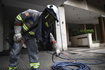 Buenos Aires, Argentina.- En las fotos tomadas el 12 de febrero del 2024, vecinos del barrio porteño de Caballito cortaron el tránsito para reclamar por la inmediata restitución del servicio eléctrico que desde hace varios días afecta a miles de usuarios. Son cerca de 10.000 usuarios los que permanecen sin suministro eléctrico y sin agua desde el sábado pasado, día en el que comenzaron los cortes generalizados.