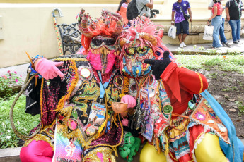 Jujuy, Argentina.- En las fotos tomadas el 8 de febrero del 2024, cientos de grupos de mujeres en toda la provincia de Jujuy encabezaban el esperado "Jueves de Comadres", tradicional festejo en el que renuevan los compromisos afectivos que las unen y que eleva al máximo los pálpitos por la llegada, este sábado, del desentierro del diablo carnavalero de la alegría.