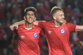 Buenos Aires, Argentina.- En las fotos tomadas el 26 de febrero del 2024, durante el partido entre Argentinos Juniors y Platense en un partido correspondiente a la fecha 7 de la Copa de la Liga en el estadio Diego Armando Maradona. Argentinos Juniors venció 3-1 a Platense, y lidera la Zona A de la Copa de la Liga Profesional.