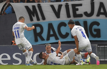 Buenos Aires, Argentina.- La fotografía tomada el 17 de febrero de 2024 muestra escenas del partido disputado en el Estadio Presidente Perón, de Avellaneda. Godoy Cruz venció 2-0 a Racing en la sexta jornada de la Copa de la Liga. Badaloni marcó dos goles de cabeza en cuatro minutos.