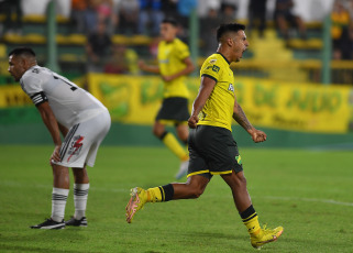 Buenos Aires, Argentina.- In the photos taken on February 26, 2024, during the match between Defensa y Justicia and Riestra in a match corresponding to date 7 of the League Cup at the Norberto "Tito" Tomaghello stadium. Defensa y Justicia tied 1-1 with Riestra. Before reaching the tie, the VAR was the protagonist of the controversy of the match by annulling a penalty in favor of Defensa y Justicia due to a previous offside.