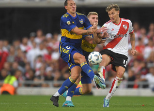 Buenos Aires, Argentina.- En la foto tomada el 25 de febrero de 2024, River y Boca empataron 1 a 1 en el estadio Más Monumental este domingo por la fecha 7 de la Copa de la Liga. Los goles llegaron en el segundo tiempo, en los pies de Solari y Medina. Final caliente en Núñez. Con este resultado, el equipo de Demichelis quedó puntero en la Zona A con 13 puntos, igualando la línea de Independiente. Los de Diego Martínez llegaron a las 10 unidades y se ubican séptimos en la Zona B.