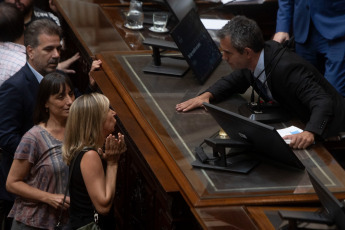 Buenos Aires, Argentina.- En las fotos tomadas el 2 de febrero del 2024, la Cámara de Diputados continuaba por tercer día consecutivo con el tratamiento del proyecto de ley "Bases". Con 144 votos a favor y 109 en contra, la polémica Ley Ómnibus, un amplio paquete de reformas que perdió más de la mitad de sus artículos, recibió una aprobación “en general” en la Cámara de Diputados, que volverá a sesionar el martes.