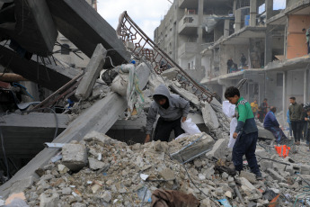 Franja de Gaza, Palestina.- En la fotografía tomada el 24 de febrero de 2024 se muestra un edificio destruído en un ataque aéreo israelí en la ciudad de Rafah, en el sur de la Franja de Gaza. Al menos ocho palestinos, entre ellos un niño, murieron en un ataque aéreo israelí dirigido a una casa en la ciudad de Rafah, confirmaron el sábado fuentes médicas palestinas.