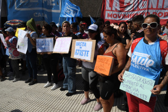 Buenos Aires, Argentina.- En las fotos tomadas el 29 de febrero del 2024, militantes y dirigentes de la Unión de Trabajadores y Trabajadoras de la Economía Popular (Utep) realizaron una concentración y protesta en las inmediaciones del Ministerio de Economía "para defender el trabajo de la economía popular", entre otras demandas.