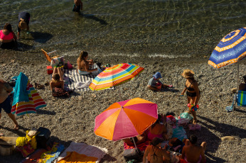 Rio Negro, Argentina.- En las fotos tomadas el 5 de febrero del 2024, argentinos soportan las altas temperaturas que se registraron en todo el país. Al menos 30 ciudades superaron los 35° de temperatura y cinco de ellas los 40°, según el Servicio Meteorológico Nacional, que registró una de las jornadas de más calor de este 2024 en la Argentina. Las ciudades del norte y el centro del país fueron las más calurosas.