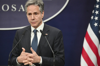 Buenos Aires, Argentina.- En las fotos tomadas el 23 de febrero del 2024, el secretario de Estado de los Estados Unidos, Anthony Blinken (foto), brindó una conferencia de prensa conjunta con su par, Diana Mondino, en la Casa Rosada en Buenos Aires. Blinken, aseguró que Argentina "puede contar" con Estados Unidos para estabilizar su economía. Además, remarcó que Estados Unidos representa el país con mayor inversión extranjera en el país sudamericano y expresó su deseo de mantenerlo.