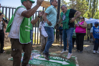 Río Negro, Argentina.- En las fotos tomadas el 14 de febrero del 2024, organizaciones sociales, gremiales y políticas inician la octava edición de la denominada Marcha por la Soberanía del Lago Escondido, ubicado en la provincia de Río Negro, en "defensa de la soberanía nacional" y en rechazo a la derogación de la ley de tierras.