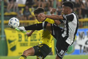 Buenos Aires, Argentina.- In the photos taken on February 20, 2024, during the match between Defensa y Justicia and Central Córdoba of Santiago del Estero for matchday 6 of the League Cup at the Albirrojo Stadium. The Falcon and the Railwayman made no difference in their meeting. Defensa y Justicia started with a goal from Dardo Miloc in the 19th minute of the first half, but then Luciano Herrera equalized the match in the 25th minute of the same stage.