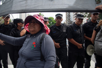 Buenos Aires, Argentina.- En las fotos tomadas el 23 de febrero del 2024, organizaciones sociales iniciaron una jornada nacional de protesta en reclamo de "alimentos". La nueva jornada de protesta, se realiza "con 500 cortes" de rutas en todo el país y en los accesos a la ciudad de Buenos Aires, para reclamar por asistencia alimentaria para comedores y merenderos comunitarios, entre otras demandas.