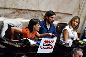 Buenos Aires, Argentina.- En las fotos tomadas el 1 de febrero del 2024, Diputados retomó la sesión para debatir la ley "Bases". La oposición abandonó el debate en la Cámara de Diputados en el que se discutía la polémica Ley Ómnibus del presidente de Argentina, Javier Milei. Los congresistas salieron a las calles a pedir que se permitiera el desarrollo de la protesta en contra de la ley, en la que se reportaron entre manifestantes y las fuerzas policiales.