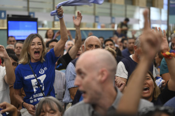 Buenos Aires, Argentina.- En las fotos tomadas el 20 de febrero del 2024, Bancarios y Corriente Federal de Trabajadores se manifestaron en rechazo a una eventual privatización del banco y emitieron un comunicado en el que expresaron que "la sociedad le dijo que no a la venta de las empresas públicas".