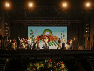 Mendoza, Argentina.- En la foto tomada el 25 de febrero de 2024, la Fiesta de la Vendimia comenzó esta noche en Mendoza con la ceremonia de la "Bendición de los frutos" en el departamento de Guaymallén, mientras que el sábado próximo se hará la celebración central, denominada "Coronados de historia y futuro", que convoca a turistas y mendocinos en el teatro griego Frank Romero Day, ubicado en la capital provincial.