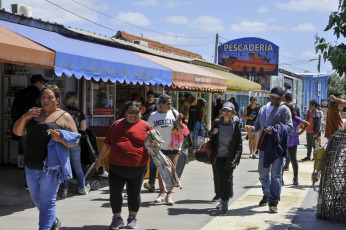 Mar del Plata, Argentina.- En las fotos tomadas el 13 de febrero del 2024, visitantes y turistas se despiden del fin de semana largo de Carnaval en Mar del Plata. El fin de semana largo de Carnaval registró uno de los índices de ocupación hotelera más altos de la temporada, con un lleno prácticamente total en destinos tradicionales de Carnaval -Jujuy, Entre Ríos y Corrientes- y niveles superiores al 90% para Mar del Plata y Villa Gesell, las dos ciudades con más plazas de alojamiento de toda la costa bonaerense.