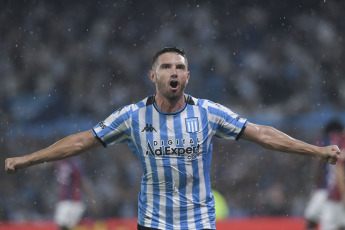 Avellaneda, Argentina.- En la fotografía tomada el 9 de febrero de 2024 en el Estadio de Racing Club se muestran escenas del partido disputado entre el equipo local y San Lorenzo de Almagro. Adrián Martínez convirtió tres goles para Racing, mientras que Mura consiguió el único tanto para San Lorenzo.