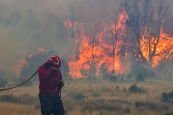 Patagonia, Argentina.- In the photos taken on February 9, 2024, fire departments fight forest fires in Los Alerces. The Unified Command in charge of fighting the fire in the Los Alerces National Park and its surroundings, located in the province of Chubut, reported that the fire remains active throughout its perimeter. According to the latest report, it is estimated that around 5,971 hectares have been affected.