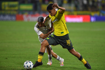 Buenos Aires, Argentina.- En las fotos tomadas el 26 de febrero del 2024, durante el partido entre Defensa y Justicia y Riestra en un partido correspondiente a la fecha 7 de la Copa de la Liga en el estadio Norberto "Tito" Tomaghello. Defensa y Justicia empató 1-1 con Riestra. Antes de alcanzar el empate, el VAR protagonizó la polémica del encuentro al anular un penal a favor de Defensa y Justicia por un offside previo.