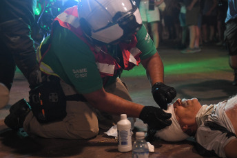 Buenos Aires, Argentina.- En las fotos tomadas el 1 de febrero del 2024, nuevos enfrentamientos entre policías y manifestantes se produjeron a las afueras del Congreso durante el debate en la Cámara de Diputados de la denominada ley Bases, lo que llevó a legisladores del kirchnerismo y la izquierda a presentar una moción para suspender la sesión, lo que fue rechazado por la mayoría del cuerpo legislativo.