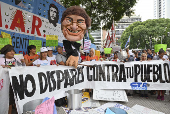 Buenos Aires, Argentina.- En las fotos tomadas el 7 de febrero del 2024, cocineras y coordinadoras de comedores comunitarios pertenecientes a diversas organizaciones sociales iniciaron una nueva "jornada nacional de protesta" denominada "Cocineras contra el hambre" en distintos puntos del país, en reclamo de asistencia alimentaria para comedores y merenderos comunitarios.