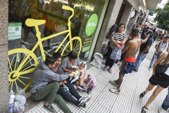 Buenos Aires, Argentina.- En las fotos tomadas el 5 de febrero del 2024, organizaciones sociales nucleadas en la Unión de Trabajadores y Trabajadoras de la Economía Popular (UTEP) realizaron una protesta denominada la "fila del hambre" para pedir asistencia alimentaria para los comedores comunitarios, en tanto el Gobierno pidió hacer el reclamo por los "canales oficiales".