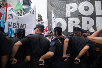 Buenos Aires, Argentina.- En las fotos tomadas el 23 de febrero del 2024, organizaciones sociales iniciaron una jornada nacional de protesta en reclamo de "alimentos". La nueva jornada de protesta, se realiza "con 500 cortes" de rutas en todo el país y en los accesos a la ciudad de Buenos Aires, para reclamar por asistencia alimentaria para comedores y merenderos comunitarios, entre otras demandas.