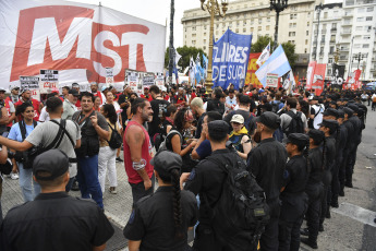 Buenos Aires, Argentina.- En las fotos tomadas el 6 de febrero del 2024, muestra el fuerte operativo de seguridad frente al Congreso mientras la Cámara de Diputados retomaba la sesión especial de la denominada Ley Ómnibus. Las reformas del presidente de Argentina, Javier Milei, dieron marcha atrás, por falta de apoyo de sus aliados en la Cámara de Diputados, que volverá a tratarlas desde cero en una comisión.