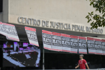 Rosario, Argentina.- En las fotos tomadas el 9 de febrero del 2024, los cuatro acusados por el crimen del ex concejal de Rosario y pastor evangélico Eduardo Trasante, ocurrido el 14 de julio de 2020 en su casa de la zona oeste de la ciudad, fueron condenados a prisión perpetua este viernes. Se trata del jefe narco, Julio Rodríguez Granthon –que está alojado en el penal federal de Marcos Paz–, Alejo “Patón” Leiva, Facundo Sebastián López y Brian Nahuel “Buba” Álvarez.