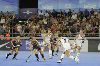 Santiago del Estero, Argentina.- En la foto tomada el 16 de febrero de 2024, en el Estadio Provincial de Hockey de la Ciudad de Santiago del Estero se enfrenta el seleccionado argentino femenino, Las Leonas, con su par de Alemania por una nueva fecha de la competencia. Las Leonas derrotaron a Alemania por 3 a 1, gracias a los tantos de María Campoy, a los 23 y Eugenia Trinchinetti, a los 33'. A los 49' Nike Lorenz descontó para las germanas y a tres del cierre, Agustiona Gorzelany puso cifras definitivas.