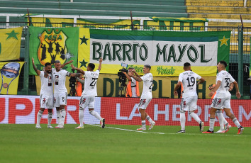 Buenos Aires, Argentina.- In the photos taken on February 26, 2024, during the match between Defensa y Justicia and Riestra in a match corresponding to date 7 of the League Cup at the Norberto "Tito" Tomaghello stadium. Defensa y Justicia tied 1-1 with Riestra. Before reaching the tie, the VAR was the protagonist of the controversy of the match by annulling a penalty in favor of Defensa y Justicia due to a previous offside.