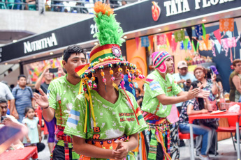 Jujuy, Argentina.- En las fotos tomadas el 8 de febrero del 2024, cientos de grupos de mujeres en toda la provincia de Jujuy encabezaban el esperado "Jueves de Comadres", tradicional festejo en el que renuevan los compromisos afectivos que las unen y que eleva al máximo los pálpitos por la llegada, este sábado, del desentierro del diablo carnavalero de la alegría.