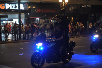 Buenos Aires, Argentina.- En las fotos tomadas el 1 de febrero del 2024, nuevos enfrentamientos entre policías y manifestantes se produjeron a las afueras del Congreso durante el debate en la Cámara de Diputados de la denominada ley Bases, lo que llevó a legisladores del kirchnerismo y la izquierda a presentar una moción para suspender la sesión, lo que fue rechazado por la mayoría del cuerpo legislativo.