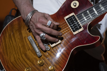 CABA, Argentina.- En la fotografía tomada el 9 de febrero de 2024 se muestra al músico británico Slash en su show en el Movistar Arena de Argentina. El recital lo dió junto a su banda 'Slash ft Myles Kennedy and The Conspirators'. El ex guitarrista de los Guns N' Roses también se presentará en el Cosquín Rock 2024.