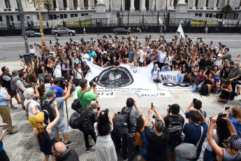 Buenos Aires, Argentina.- En las fotos tomadas el 6 de febrero del 2024, reporteros gráficos hicieron un "camarazo" frente al Congreso Nacional en repudio a la represión. Trabajadores de la Asociación de Reporterxs Gráficxs de la República Argentina (Argra), del Sindicato de Prensa de Buenos Aires (Sipreba) y de la Federación Argentina de Trabajadores de Prensa (Fatpren) realizaron un camarazo frente al Congreso, en repudio a la represión policial que la ministra de Seguridad, Patricia Bullrich, desplegó la semana pasada durante el tratamiento de la Ley Ómnibus.