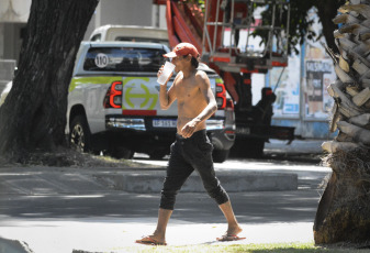 San Luis, Argentina.- En las fotos tomadas el 7 de febrero del 2023, muestra las calles en medio de la ola de calor que atraviesa el país. A una semana de que se desataran los calores extremos en el norte y centro del país, el Servicio Meteorológico Nacional (SMN) activó varias alertas amarillas por tormentas que afectarán a algunos sectores de las provincias de Buenos Aires, La Pampa, Río Negro, Mendoza, La Rioja, Catamarca, Salta y Jujuy. Asimismo, señalaron que, a excepción de Jujuy, Salta y Tucumán, en el resto norte y centro del país continuarán las altas temperaturas.