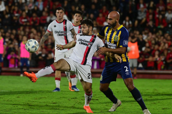 Rosario, Argentina.- En la foto tomada el 25 de febrero de 2024, Rosario Central se hizo fuerte en el Estadio Marcelo Bielsa y logró derrotar 1-0 a Newell's con gol de Ignacio Malcorra para quedarse con el Clásico de Rosario en el marco de la séptima fecha de la Copa de la Liga Profesional 2024.