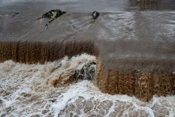 Córdoba, Argentina.- En las fotos tomadas el 23 de febrero del 2024, muestra los daños tras el temporal de lluvia, viento y granizo en Córdoba. Con precipitaciones que oscilaron entre los 70 y 130 milímetros, se ocasionaron anegamientos en las calles y también la interrupción de servicios por caída de postes de electricidad, según datos suministrados por fuentes de Bomberos y Defensa Civil.