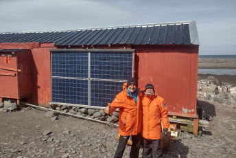 Antártida.- En las fotos tomadas el 8 de febrero del 2024, muestra los paneles solares instalados en las bases antárticas para reducir consumo de gasoil. Argentina avanza en la instalación de sistemas fotovoltaicos en sus bases y refugios de la Antártida, para reducir la utilización de combustibles fósiles en la generación de energía para el funcionamiento de esas instalaciones, en busca de reducir su impacto ambiental y costo logístico.