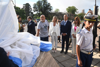 Rosario, Argentina.- En las fotos tomadas el 27 de febrero del 2024, el Intendente Pablo Javkin encabezó el acto de conmemoración del 212° aniversario del primer izamiento de la Bandera Nacional, enarbolada por primera vez en Rosario, a orillas del río Paraná por el General Manuel Belgrano.