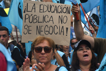 Córdoba, Argentina.- En las fotos tomadas el 26 de febrero del 2024, docentes participan de un paro nacional de la Confederación de Trabajadores de la Educación de la República Argentina (Ctera) en rechazo al ajuste económico del Gobierno nacional y en demanda de una mejor oferta salarial.