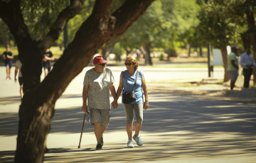 Mendoza, Argentina.- En las fotos tomadas el 2 de febrero del 2024, muestra las calles de Mendoza en medio de la ola de calor que atraviesa el país. Mendoza, San Juan y San Luis atraviesan la mayor cantidad de días con altas temperaturas desde que hay registros, con temperaturas que alcanzan los 42°C. En Mendoza, se registran constantes cortes de luz en la zona metropolitana por la baja tensión ante la alta demanda de consumo eléctrico.