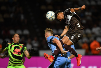 Buenos Aires, Argentina.- En las fotos tomadas el 15 de febrero del 2024, durante el partido entre Platense y Belgrano de Córdoba, en un partido válido por la quinta fecha de la Zona B de la Copa de la Liga Profesional en Vicente López. Platense y Belgrano igualaron 1 a 1. Así, el "Calamar" quedó en noveno puesto de la Zona B y el ‘Pirata’ en el penúltimo, sin conocer la victoria.