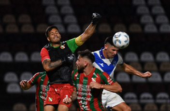 Buenos Aires, Argentina.- In the photos taken on February 21, 2024, during the match between Vélez and Sportivo Las Parejas for the 32nd round of the Argentine Cup, at the Platense stadium. Vélez beat Sportivo Las Parejas de Santa Fe 2 to 1. Abiel Osorio and Claudio Aquino scored the goals for the Liniers team.