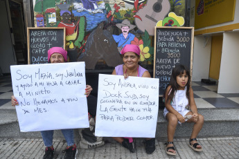 Buenos Aires, Argentina.- In the photos taken on February 5, 2024, social organizations grouped in the Union of Workers of the Popular Economy (UTEP) held a protest called the "hunger row" to request food assistance for the community kitchens, while the Government asked to make the claim through "official channels."