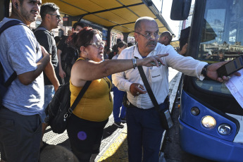 Buenos Aires, Argentina. - In the photos taken on February 21, 2024, delays and long lines of passengers are recorded at bus stops in Buenos Aires. The La Fraternidad union has been carrying out a 24-hour train strike since midnight tonight that affects the entire railway service, to demand "a salary recomposition" of what was lost due to the inflationary increase.