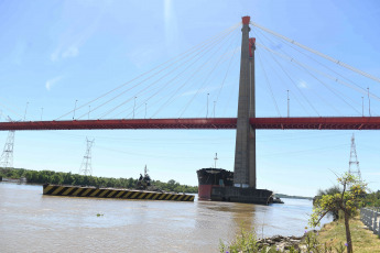 Entre Rios, Argentina.- En las fotos tomadas el 2 de febrero del 2024, una empresa concesionaria realiza el operativo de remoción del barco siniestrado en el Puente Mitre del Complejo Ferrovial Zárate-Brazo Largo, con un grupo de trabajo compuesto por 30 personas. Cinco días después del choque del barco de carga contra el puente Zárate-Brazo Largo, sobre las aguas del río Paraná, se retiró el navío del lugar.