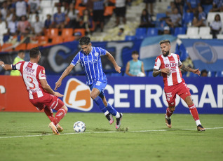 Mendoza, Argentina.- In the photos taken on February 13, 2024, during the match between Godoy Cruz and Unión de Santa Fe, for the fifth date of Zone B of the tournament at the Malvinas Argentina stadium. Godoy Cruz de Mendoza drew a goalless draw at home against Unión de Santa Fe and is the leader of Zone B of the Cup.