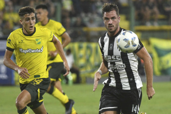 Buenos Aires, Argentina.- En las fotos tomadas el 20 de febrero del 2024, durante el partido entre Defensa y Justicia y Central Córdoba de Santiago del Estero por la fecha 6 de la Copa de la Liga en el Estadio Albirrojo. El Halcón y el Ferroviario no se sacaron diferencias en su encuentro. Defensa y Justicia comenzó con un gol de Dardo Miloc al minuto 19 del primer tiempo, pero luego igualó el encuentro Luciano Herrera en el minuto 25 de la misma etapa.