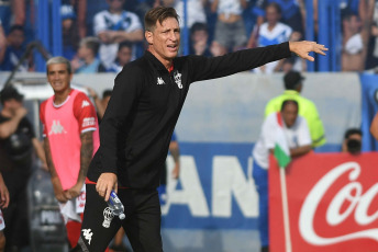 Buenos Aires, Argentina.- In the photos taken on February 18, 2024, Vélez vs. Huracán, on date 6 for the League Cup at the José Amalfitani Stadium. Vélez defeated Huracán 1-0. It was Emanuel Mammana who scored the goal for Fortín in the 47th minute of the second half.