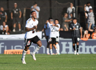 Buenos Aires, Argentina.- En las fotos tomadas el 19 de febrero del 2024, Deportivo Riestra y Atlético Tucumán, se enfrentaron por la sexta fecha de la Copa de la Liga Profesional (LPF) en el estadio del club del Bajo Flores. Deportivo Riestra consiguió su histórico primer triunfo en la Copa de la Liga Profesional al vencer 1-0 a Atlético Tucumán, con el gol de su capitán Milton Céliz, su rival, aún no ganó en lo que va del torneo.