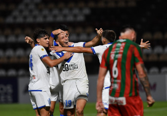 Buenos Aires, Argentina.- In the photos taken on February 21, 2024, during the match between Vélez and Sportivo Las Parejas for the 32nd round of the Argentine Cup, at the Platense stadium. Vélez beat Sportivo Las Parejas de Santa Fe 2 to 1. Abiel Osorio and Claudio Aquino scored the goals for the Liniers team.